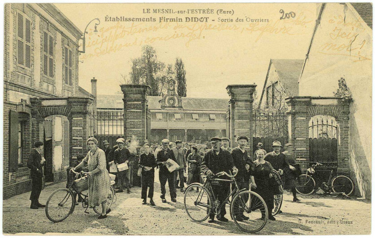 Mesnil-sur-l'Estrée (Le). Etablissement Firmin Didot - Sortie des Ouvriers.