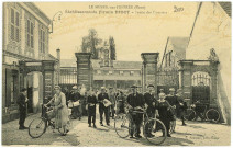 Mesnil-sur-l'Estrée (Le). Etablissement Firmin Didot - Sortie des Ouvriers.