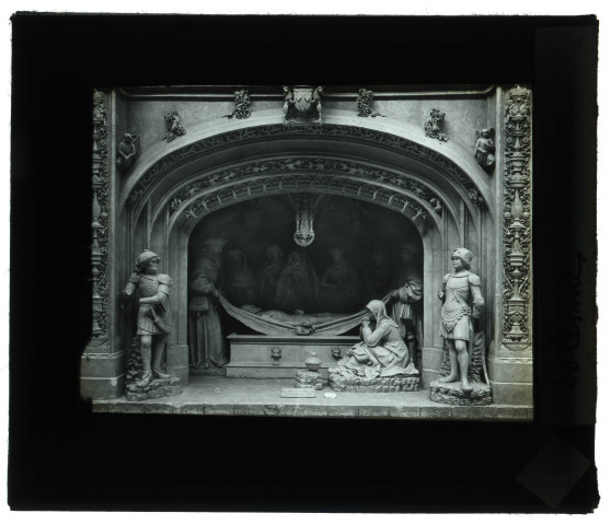Mise au tombeau de l'église de Solesmes (Sarthe), vue prise au Musée des Monuments français à Paris .