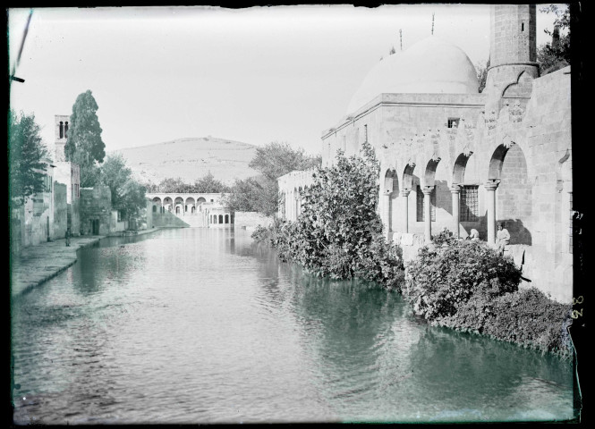 Mosquée d'Ourfa (Turquie) autour du lac d'Abraham.