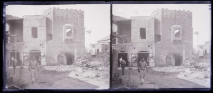 Habitation fortifiée à un étage avec au rez-de-chaussée les commerçants d'un souk.