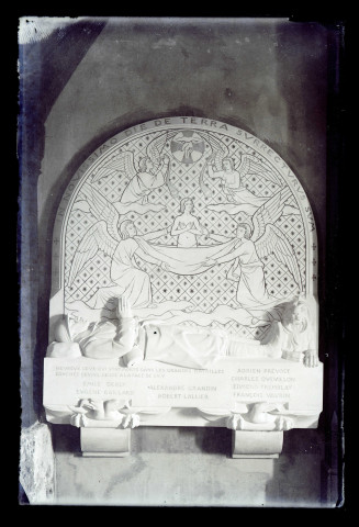 Tombeau à la mémoire des soldats morts pour la France de l'église de Ménesqueville (Eure)