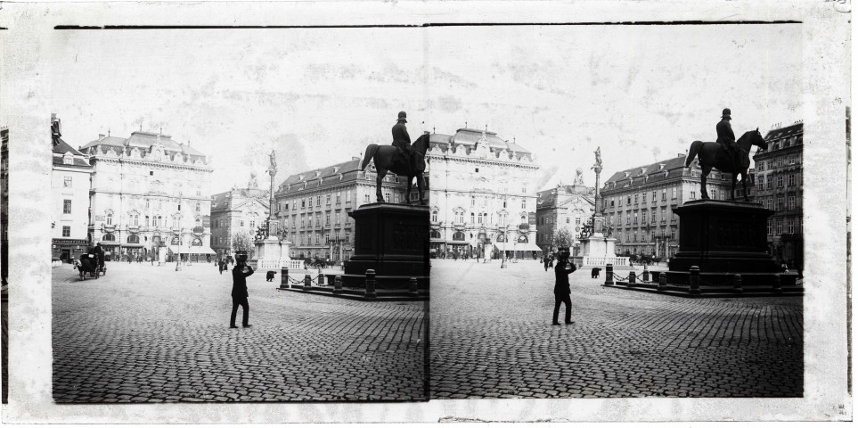 Grande place animée avec statue équestre, calèches, rail de tramway et bâtiment monumental.