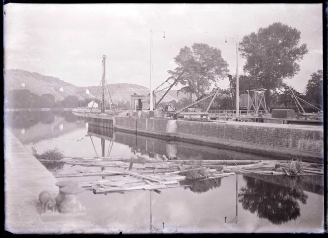 Canaux, grues sur les quais à Reims (Marne).