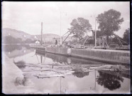 Canaux, grues sur les quais à Reims (Marne).
