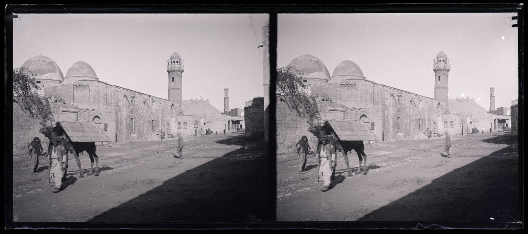 Vue d'une rue animée proche de la mosquée de Turush à Alep (Syrie).