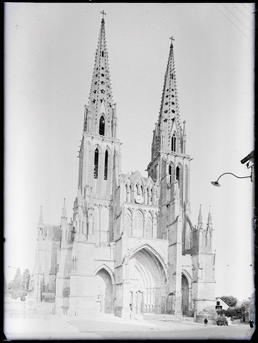 Façade de l'église Notre-Dame de Sées (Orne).