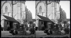 Prêtre en habit sacerdotal près d'un puits dans le jardin d'une église.