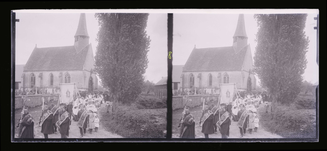 Procession religieuse dans les environs de Barquet (Eure)