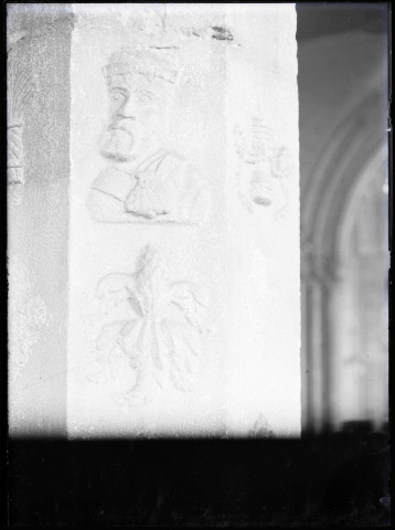 Détail d'une des piles sculptées de la nef de l'église Saint-Martin de Veules-les-Roses (Seine-Maritime)