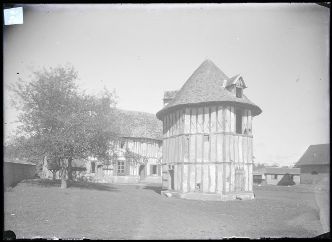Pigeonnier à colombages d'un chaumière de Villettes (Eure).