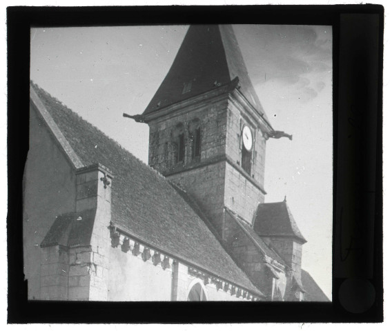 Église de Fouqueville (Eure), clocher avec gargouilles aux angles.