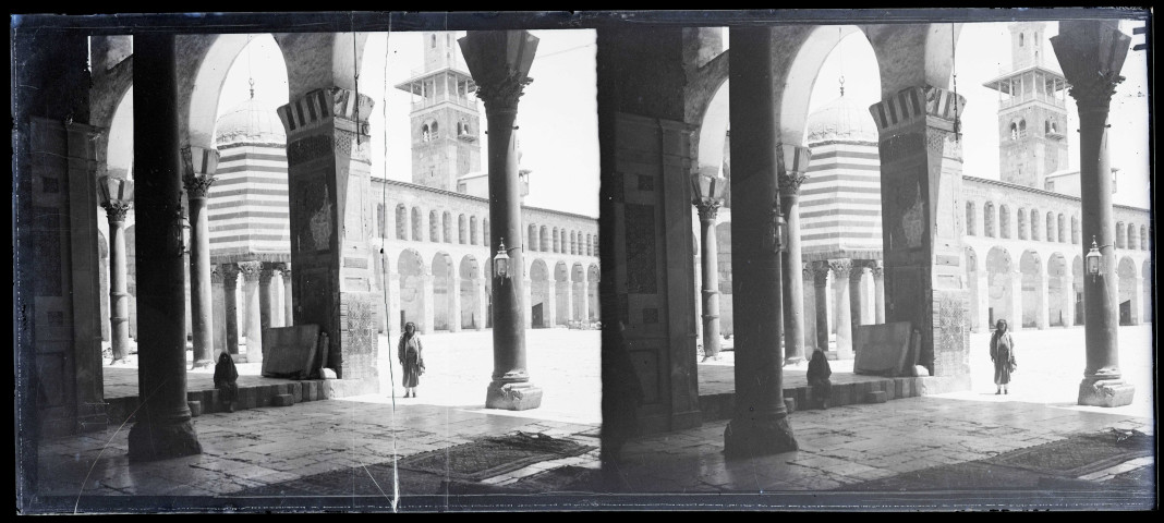 Cour intérieure et minaret de la grande mosquée de Damas (Syrie).