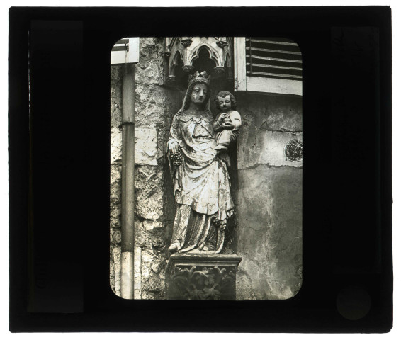Vierge à l'enfant "statue de la belle image rue de l'abbé Gellin" à Beauvais (Oise).