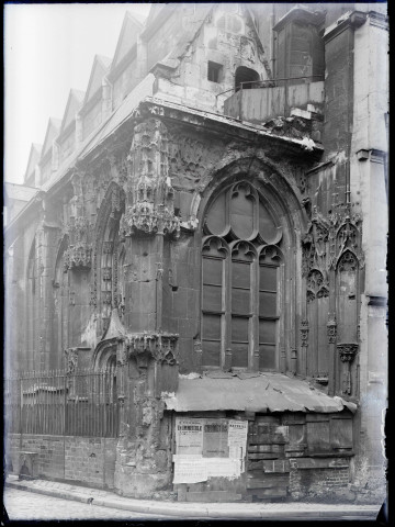 Angle d'église de Rouen (Seine-Maritime) avec les vitraux déposés.