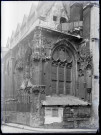 Angle d'église de Rouen (Seine-Maritime) avec les vitraux déposés.