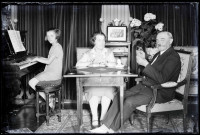 Portrait de famille (famille Bretocq) posant dans un salon.