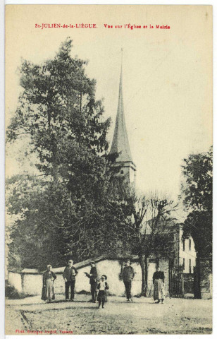 Saint-Julien-de-la-Liègue. Vue sur l'Eglise et la Mairie.