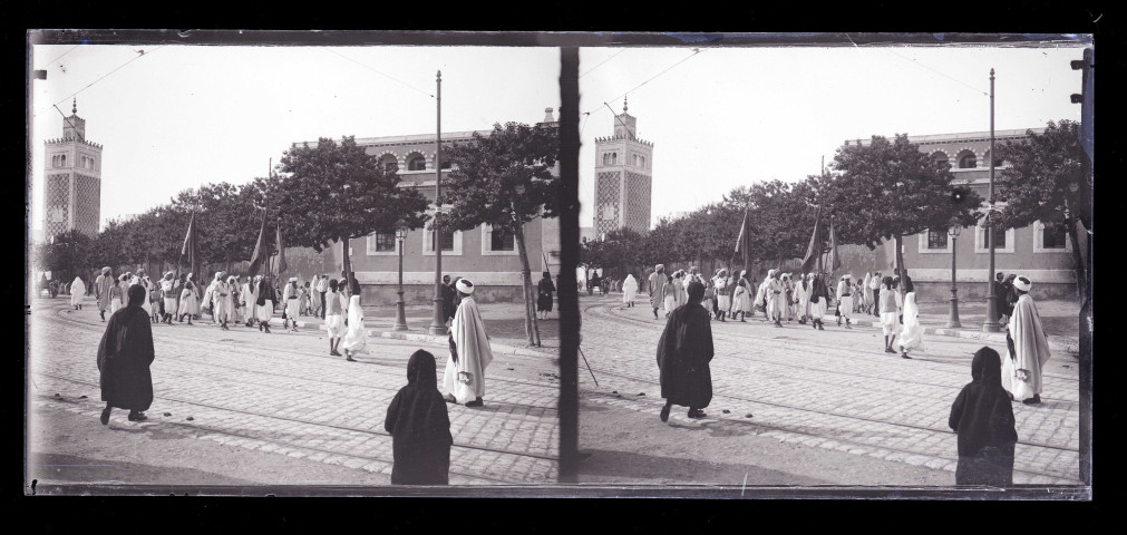 Défilé dans une rue d 'Alger (Algérie).