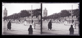 Défilé dans une rue d 'Alger (Algérie).