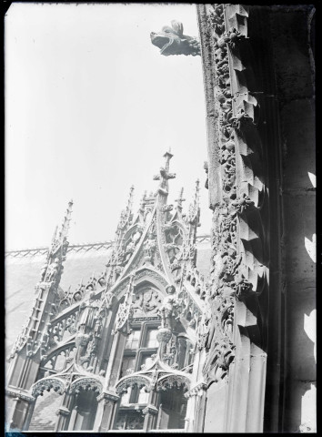 Fenêtre du Palais de Justice de Rouen (Seine-Maritime).