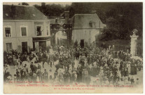 Breteuil-sur-Iton. 13 septembre 1908-Le Capitaine de Breteuil et sa suite sur la place Houdouard-Arc de Triomphe de la Rue du Fourneau.