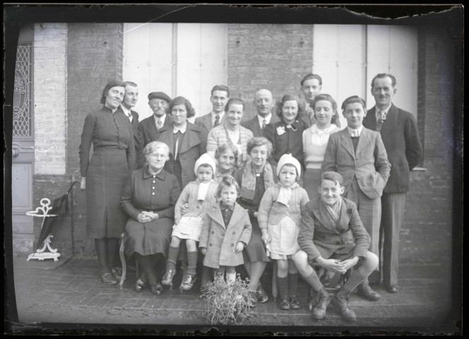 Famille Bretocq et amis devant une habitation.