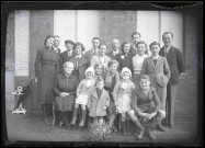 Famille Bretocq et amis devant une habitation.