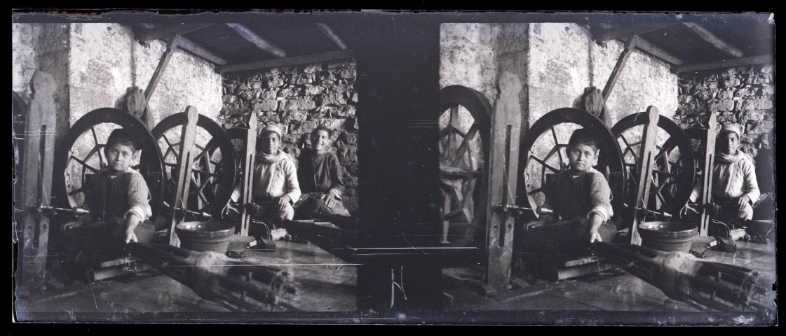 Jeunes fileurs dans un atelier.