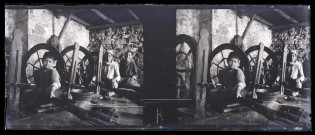 Jeunes fileurs dans un atelier.