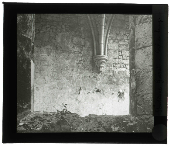 Abbaye de Fontaine-Guérard à Radepont (Eure), cul-de-lampe dans la nef, détail.