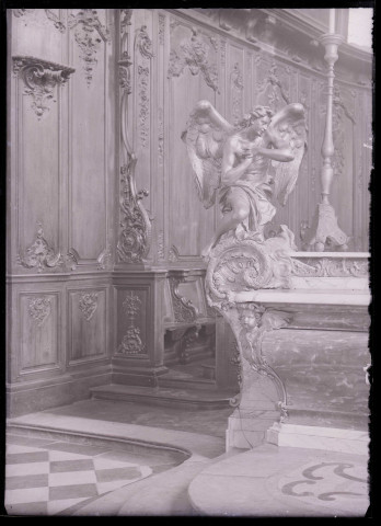 Détail des stalles et du maître-autel réalisé par Simon Pfaffenhoffen avec anges en plomb doré en adoration de l'abbaye de Valloires (Somme). Idem 7403.