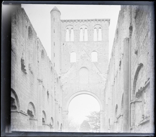 Pignon des ruines de l'abbaye de Jumièges (Seine-Maritime).