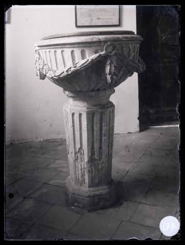 Église de Morainville-Jouveaux (Eure), fonts baptismaux.