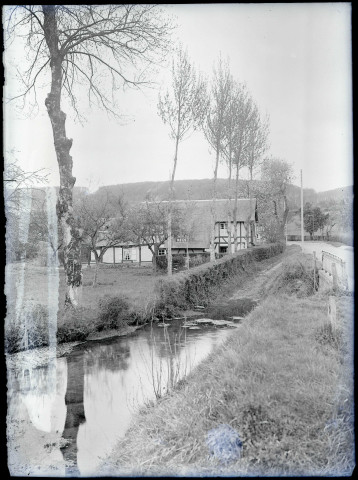 Rivière traversant la campagne normande.