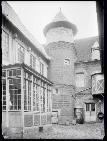 Maison en briquettes avec tourelle et bow-window de Eu (Seine-Maritime).