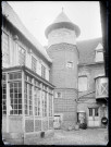 Maison en briquettes avec tourelle et bow-window de Eu (Seine-Maritime).