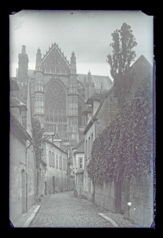 Portail sud de la cathédrale Saint-Pierre de Beauvais (Oise) vu d'une ruelle.