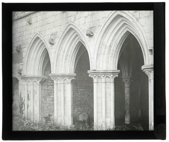 Abbaye de Fontaine-Guérard à Radepont (Eure), entrée de la salle capitulaire.