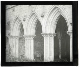 Abbaye de Fontaine-Guérard à Radepont (Eure), entrée de la salle capitulaire.