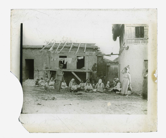 Égreneurs de coton assis dans une ruelle de Tarse (Turquie).