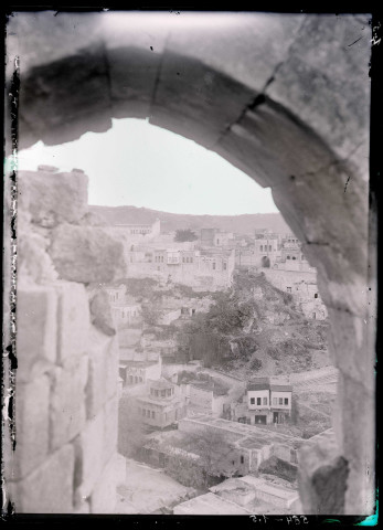 Vue de l'intérieur de la ville de Biredjik (Turquie) prise de la forteresse (notice PA).