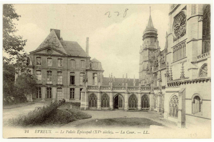Evreux-Ville. Le Palais Episcopal (XVe siècle) - La Cour.