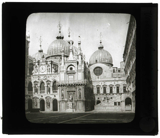 Cour du Palais des doges à Venise (Italie).