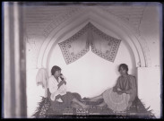 Jeunes brodeuses arméniennes de l'ouvroir de Mme Brémond à Adana (Turquie).