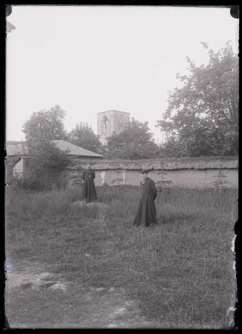 Ecclésiastiques dans un jardin à proximité de l'église de Vieilles à Beaumont-le-Roger (Eure).