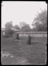 Ecclésiastiques dans un jardin à proximité de l'église de Vieilles à Beaumont-le-Roger (Eure).