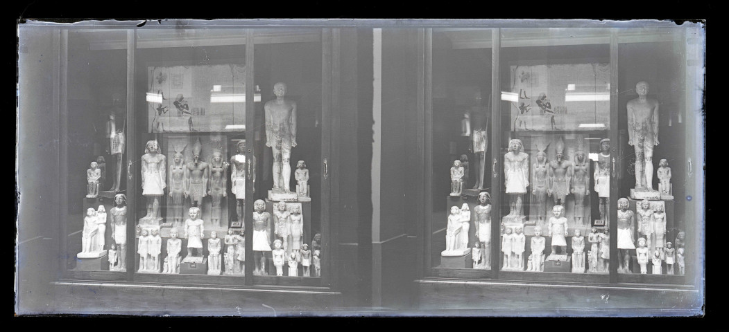 Salle et collections d'un musée égyptien.