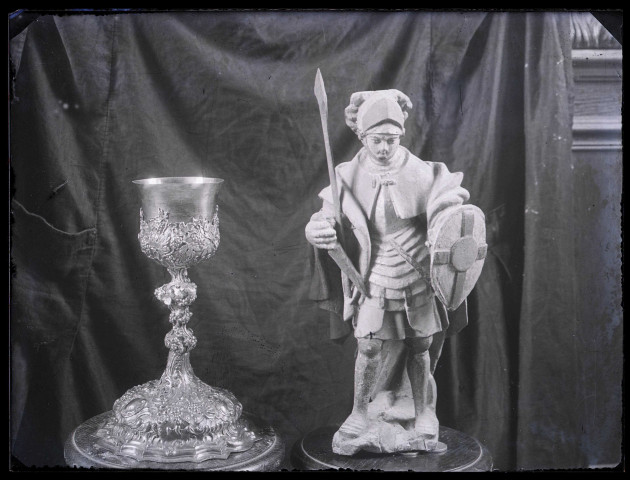 Église Saint Maurice de Vesly (Eure), calice et statue de Saint-Maurice.