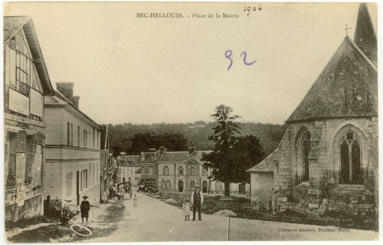 Bec-Hellouin (Le). Place de la Mairie.